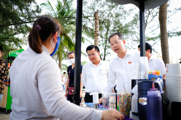 Ông Nguyễn Văn Quảng, Bí thư Thành ủy Đà Nẵng (phải), thăm hỏi bà con tiểu thương phố ẩm thực Nam Ô - Ảnh: TẤN LỰC