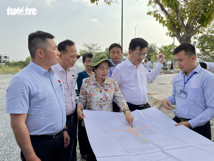 Đoàn đi khảo sát thực tế tại khu tái định cư dự án vành đai 3 tại xã Phạm Văn Hai, huyện Bình Chánh - Ảnh: CHÂU TUẤN