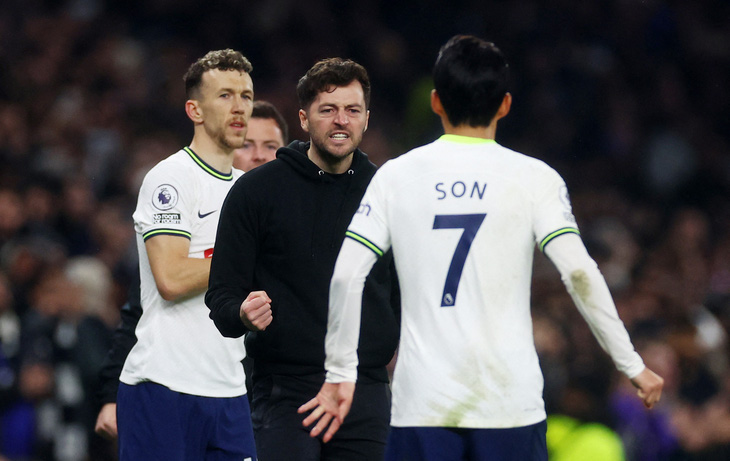 HLV Ryan Mason mừng bàn thắng gỡ hòa 2-2 của Son Heung Min - Ảnh: REUTERS