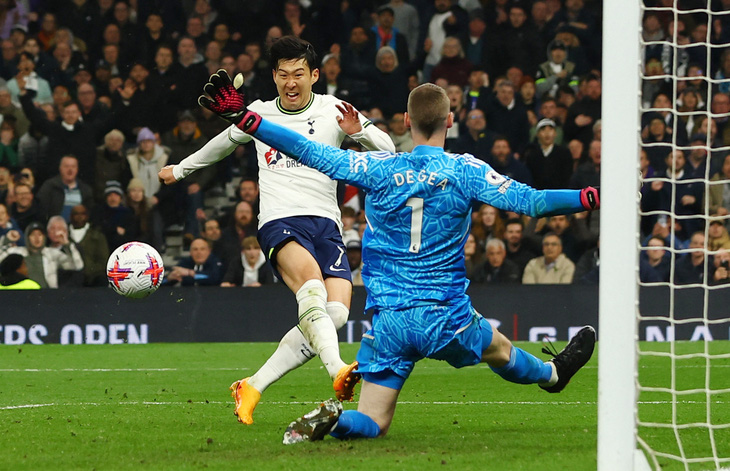 Son Heung Min gỡ hoà 2-2 cho Tottenham - Ảnh: REUTERS