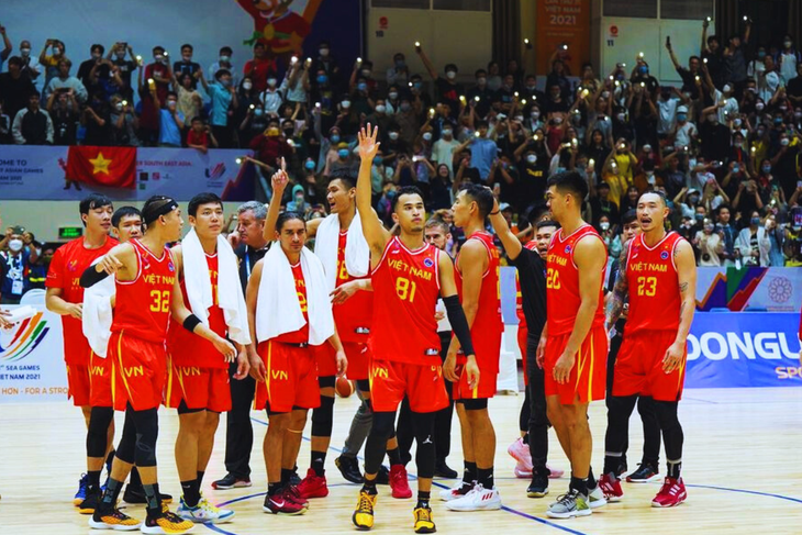 Christian Juzang (giữa) và tuyển bóng rổ Việt Nam tại SEA Games 31 - Ảnh: VBA