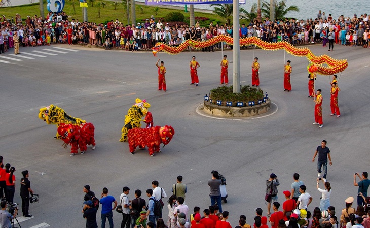 Đường phố Đồng Hới những ngày này cũng trở thành không gian lễ hội với những màn biểu diễn lân - sư -rồng - Ảnh: H.TRÀ