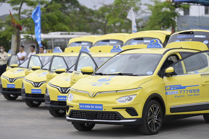 Dàn xe taxi điện của Én Vàng được sơn màu vàng nhận diện nổi bật, sẽ bắt đầu hoạt động để phục vụ khách hàng ngay trong dịp lễ 30-4 - 1-5 này - Ảnh: Đ.H.