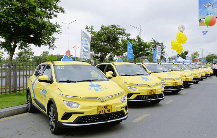 Dàn xe taxi điện của Én Vàng được sơn màu vàng nhận diện nổi bật, sẽ bắt đầu hoạt động để phục vụ khách hàng ngay trong dịp Lễ 30/4 - 1/5 sắp tới. - Ảnh: Đ.H.