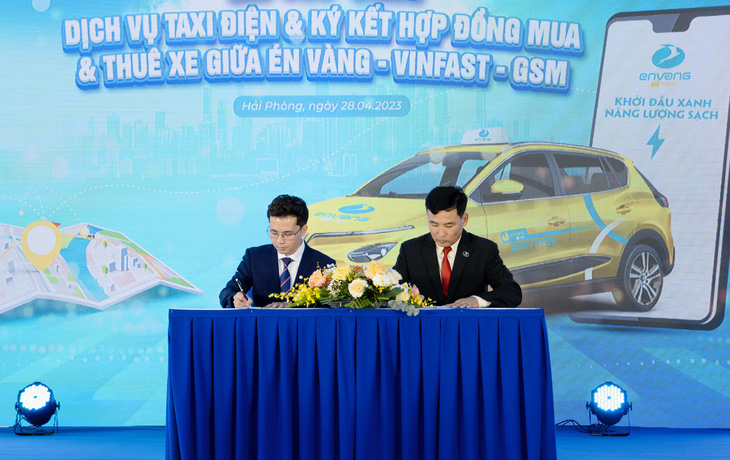 Ông Nguyễn Văn Thanh - tổng giám đốc Công ty GSM và ông Nguyễn Văn Định - chủ tịch HĐQT kiêm giám đốc Công ty Én Vàng ký kết thỏa thuận hợp tác về việc Én Vàng mua và thuê xe ô tô điện VinFast để triển khai dịch vụ taxi điện tại Hải Phòng - Ảnh: Đ.H.