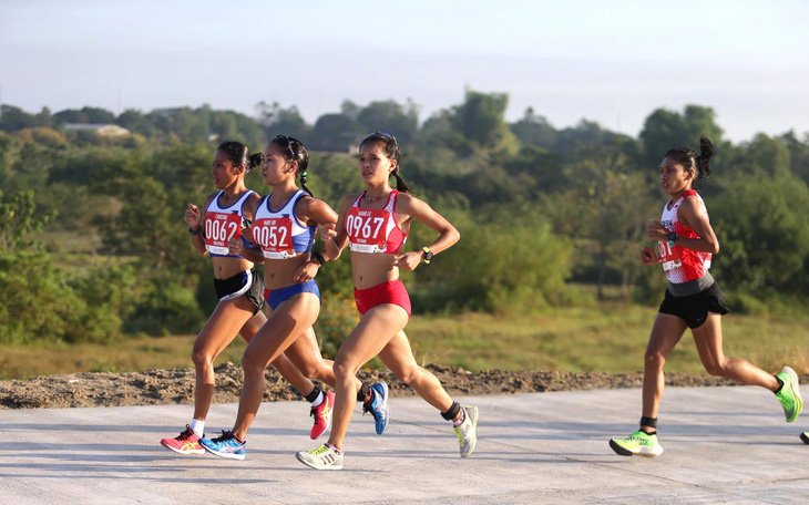 Cô gái nhỏ Phạm Thị Hồng Lệ (số đeo 0967) trên đường chạy marathon SEA Games 2019 - Ảnh: QUANG LIÊM
