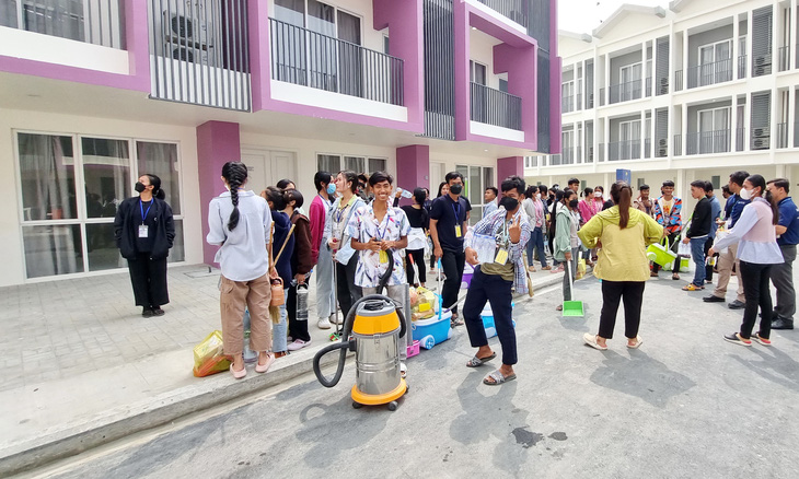 Các tình nguyện viên làm việc ở Làng vận động viên - Ảnh: HUY ĐĂNG