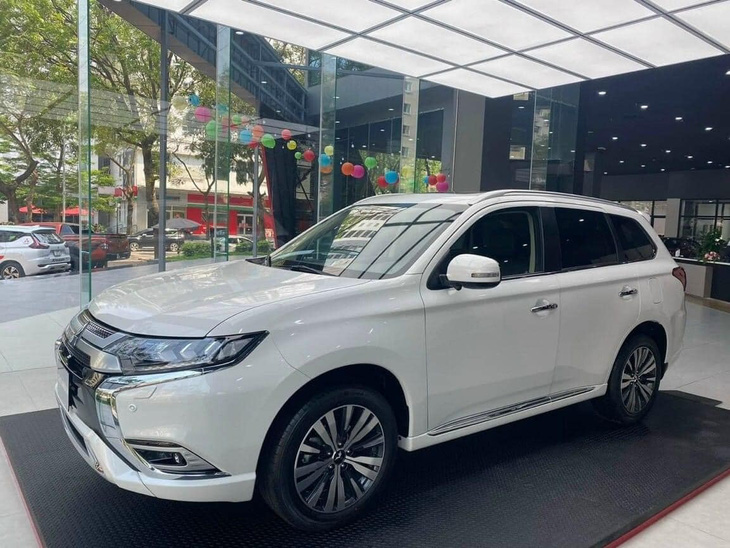 Mitsubishi Outlander xả hàng bản 2022, giảm gần 130 triệu đồng - Ảnh 1.