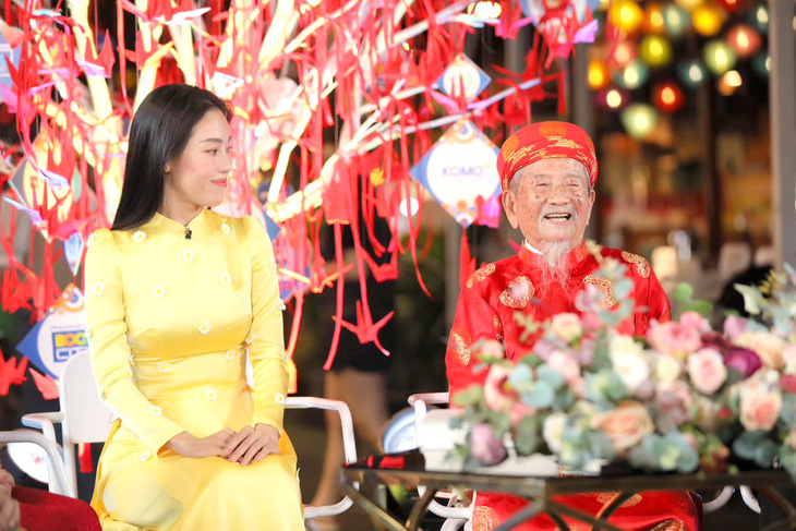 Cụ Nguyễn Đình Tư trò chuyện trong chương trình đón giao thừa trên HTV tháng 1-2023 - Ảnh: HTV