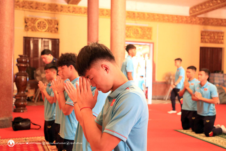 U22 Việt Nam đi chùa, tập kín trước trận gặp U22 Lào - Ảnh 1.