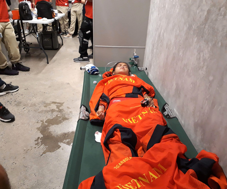 Hình ảnh xúc động của Hồng Lệ trong phòng cấp cứu sau khi kiệt sức giành HCĐ marathon SEA Games 30 - Ảnh: KHƯƠNG XUÂN