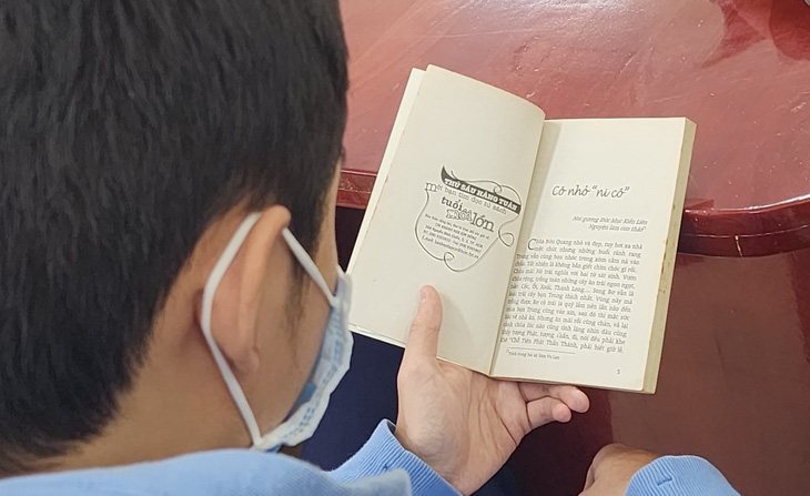 Học sinh Trường THPT Bùi Thị Xuân chăm chú đọc sách trong giờ “phạt đọc sách viết cảm nhận” - Ảnh: MỸ DUNG