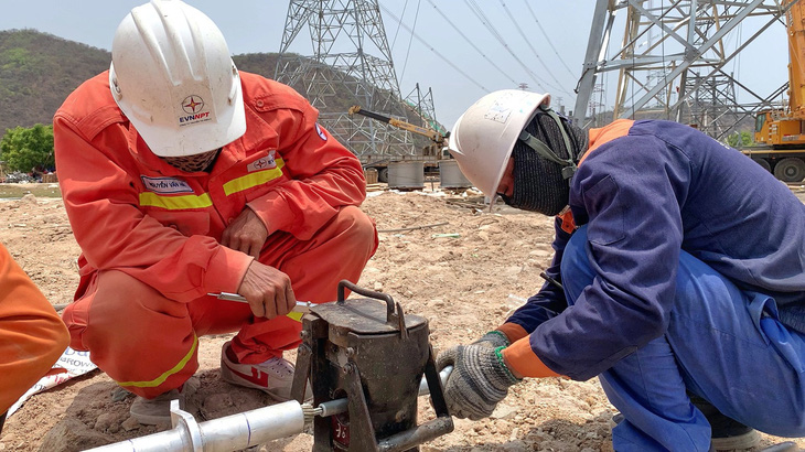 Công ty Truyền tải điện 3 di dời xong các điểm giao chéo đường dây 500kV với cao tốc Bắc - Nam trên địa bàn Bình Thuận - Ảnh 5.