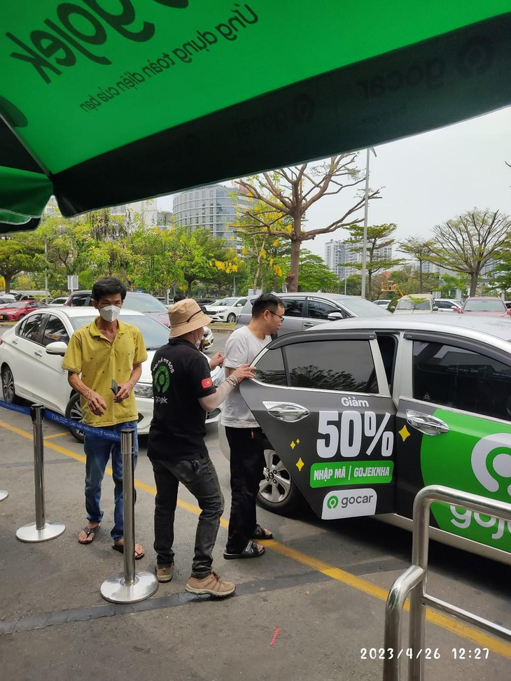 Gojek sẵn sàng làn xe GoCar đón lượng hành khách tăng cao dịp lễ tại sân bay Tân Sơn Nhất - Ảnh 2.