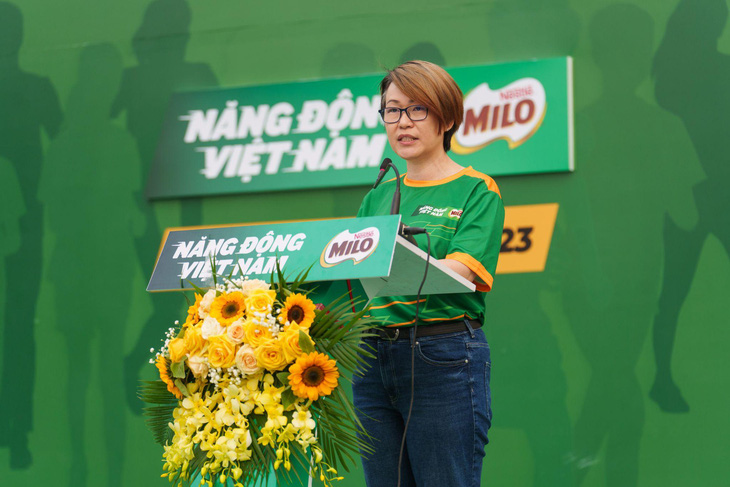 Bà Philomena Tan, giám đốc ngành hàng MILO và Sữa, đại diện Công ty Nestlé Việt Nam, phát biểu khai mạc Ngày hội Đi Bộ MILO 2023.