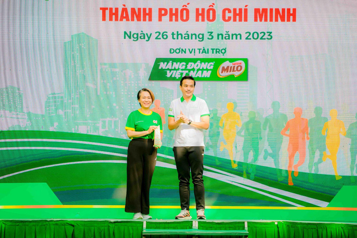 Ông Nguyễn Nam Nhân, phó giám đốc Sở Văn hóa và Thể thao TP.HCM - trao kỷ niệm chương cho bà Philomena Tan, giám đốc ngành hàng MILO và Sữa, Công ty Nestlé Việt Nam