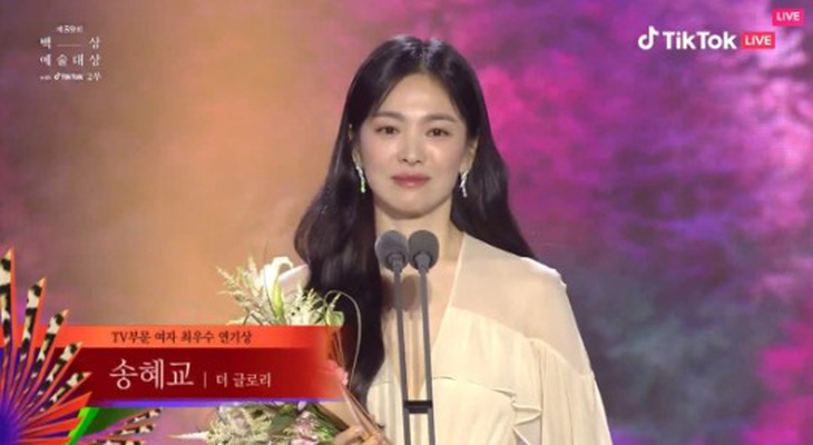 Lần đầu nhận giải Ảnh hậu Baeksang, Song Hye Kyo có lời nhắn gây sốt - Ảnh 1.