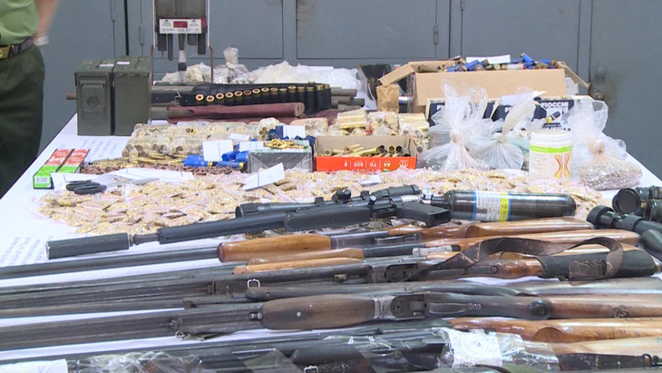 Triệt phá hai nhóm tội phạm chế tạo, tàng trữ hàng tạ thuốc nổ, hàng chục khẩu súng - Ảnh 2.
