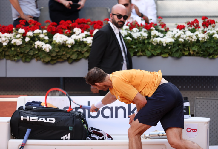 Andy Murray đập vợt sau thất bại tồi tệ tại Madrid Masters - Ảnh 3.