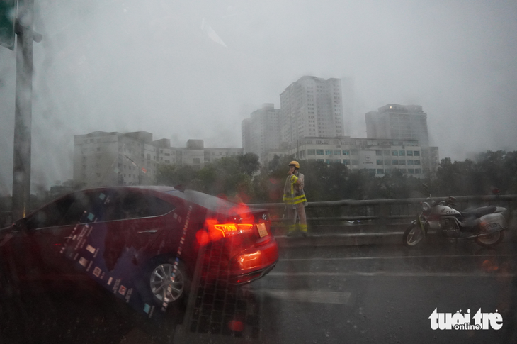 Người Hà Nội chôn chân trên cao tốc Pháp Vân - Cầu Giẽ vì tắc đường và mưa lớn - Ảnh 2.