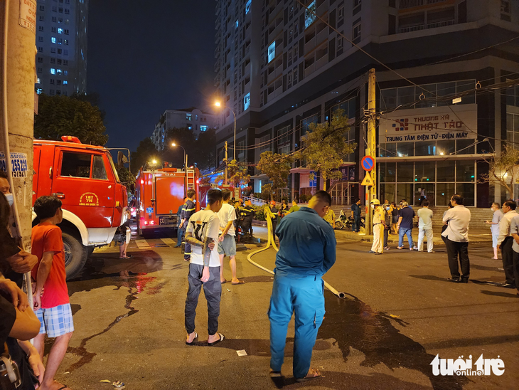 Cảnh sát PCCC TP.HCM cứu 19 người, hướng dẫn 150 người thoát khỏi đám cháy chung cư Nguyễn Kim - Ảnh 2.