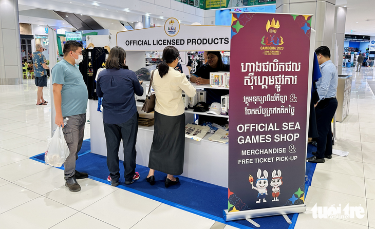 Quầy lưu niệm SEA Games 32 tại AEON Mall - Ảnh: N.K 