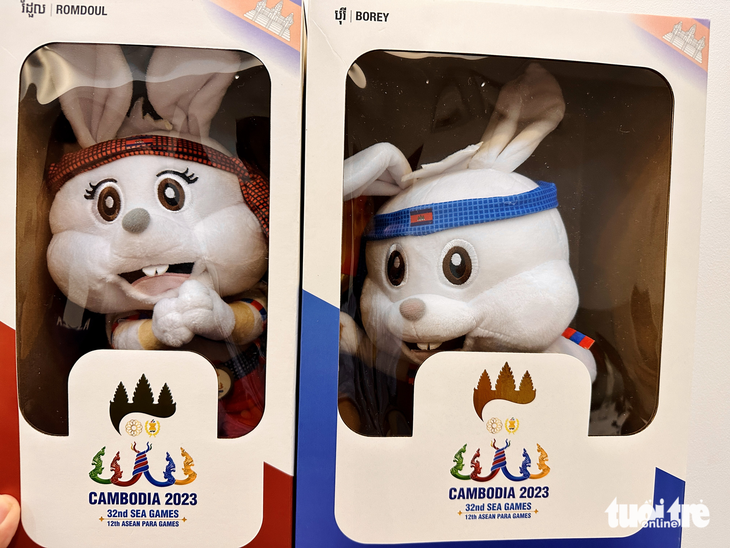 Cặp linh vật thỏ trắng Romdoul và Borey - Ảnh: N.K