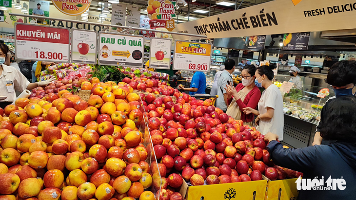 Sáng 29-4, lượng hàng tươi sống, rau củ quả được bày bán tại siêu thị Emart Gò Vấp khá dồi dào, nhiều khuyến mãi 