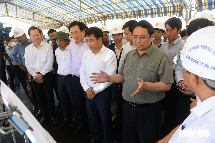 Thủ tướng Phạm Minh Chính chỉ đạo các đơn vị phải hoàn thành sớm cao tốc Vĩnh Hảo - Phan Thiết để kết nối với cao tốc Phan Thiết - Dầu Giây - Ảnh: QUANG ĐỊNH