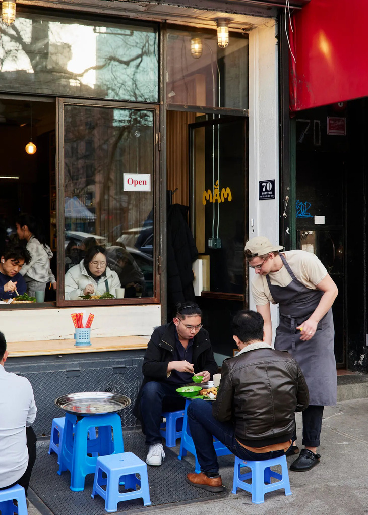 Báo Mỹ khen ngợi quán bún đậu mắm tôm Việt bán trên vỉa hè ở New York - Ảnh 2.