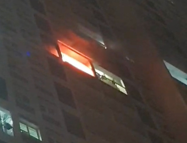 Ngọn lửa bùng phát dữ dội tại căn hộ chung cư - Ảnh: MINH HOÀ