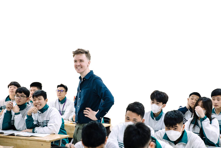 Tình nguyện viên Isaac Barnes giảng dạy tiếng Anh tại một trường THPT tại huyện Mê Linh, Hà Nội - Ảnh: DANH KHANG