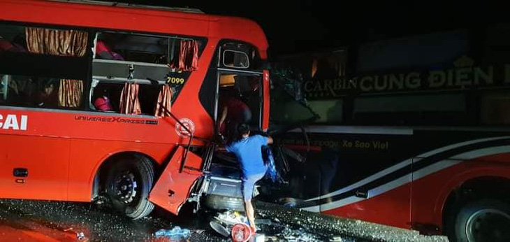 Hai xe khách tông nhau trên cao tốc Nội Bài - Lào Cai, 1 người chết, nhiều người bị thương - Ảnh 1.