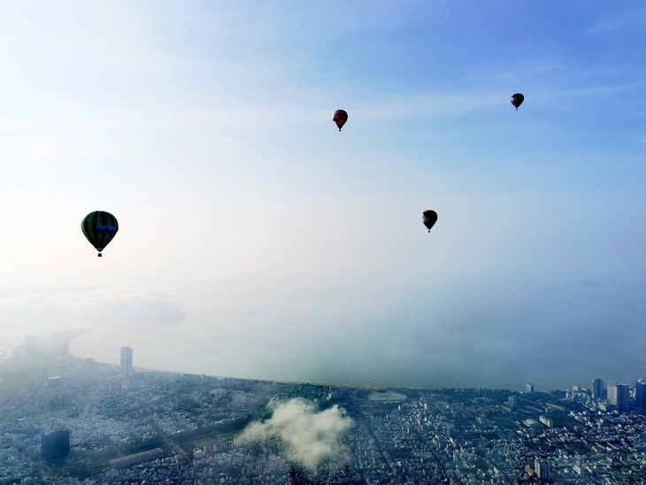 Rất nhiều khinh khí cầu tung bay trên bầu trời Quy Nhơn giúp du khách có được trải nghiệm vô cùng thú vị - Ảnh: DŨNG NHÂN