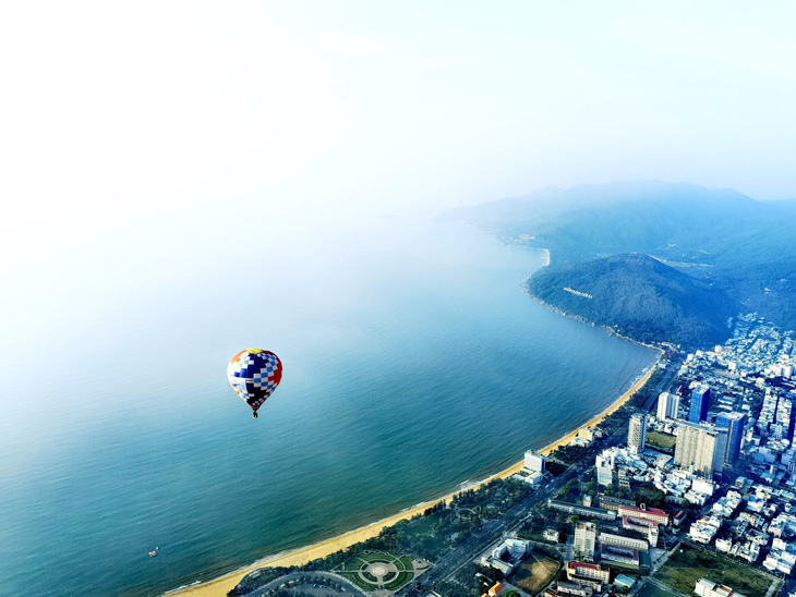 Một góc thành phố biển Quy Nhơn đẹp lung linh như tranh vẽ nhìn từ khinh khí cầu - Ảnh: DŨNG NHÂN