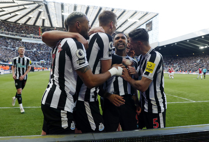 Đánh bại Man United 2-0, Newcastle trở lại tốp 4 - Ảnh 1.