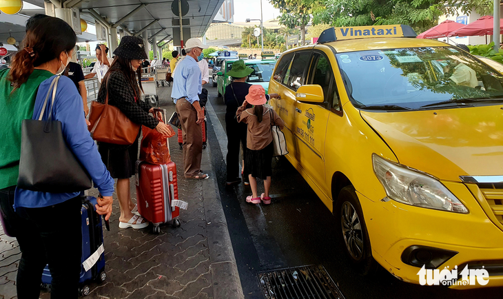 Bỏ kế hoạch thu thêm phí taxi ở Tân Sơn Nhất - Ảnh 1.