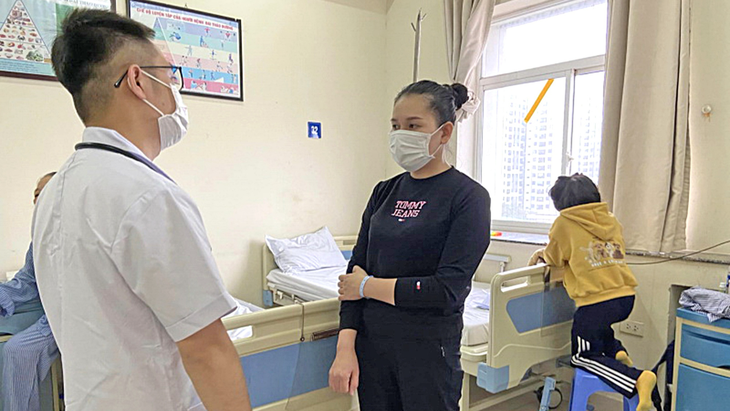 Bác sĩ Tuấn thăm khám cho bệnh nhân đang điều trị tại Bệnh viện Nội tiết trung ương - Ảnh: BVCC