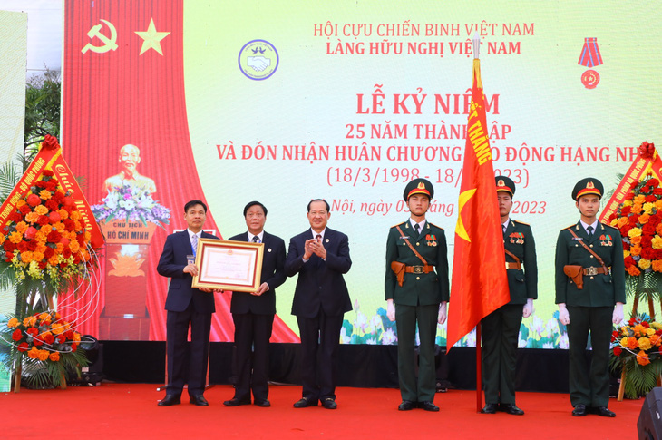 Làng Hữu nghị Việt Nam nhận Huân chương Lao động hạng nhì - Ảnh 2.