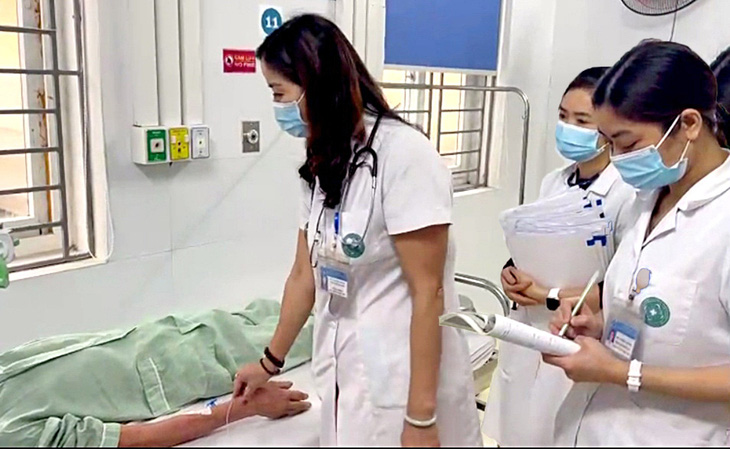 Bệnh nhân sốt xuất huyết điều trị tại Bệnh viện Đa khoa Hà Đông - Ảnh: BVCC
