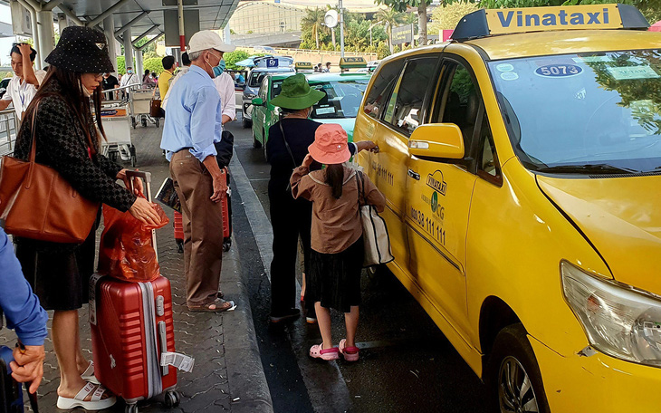 Bỏ kế hoạch thu thêm phí taxi ở Tân Sơn Nhất