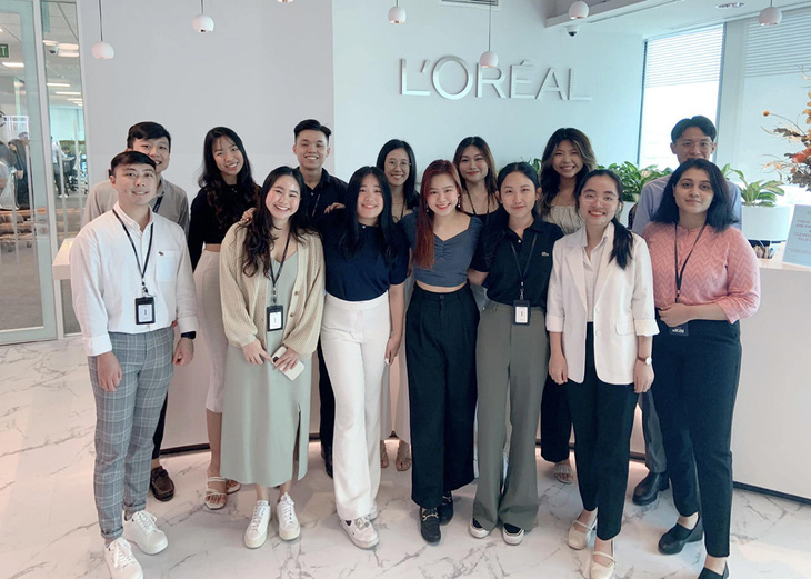 Cựu học sinh VAS Nguyễn Thúy Quỳnh (thứ hai hàng đầu, từ phải sang) cùng các thực tập sinh người Singapore tại trụ sở của L'Oréal SAPMENA ngày 10-1-2022.