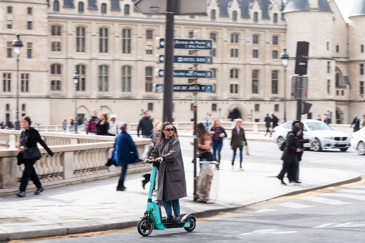 Người dân Paris bỏ phiếu cấm xe scooter điện - Ảnh 1.