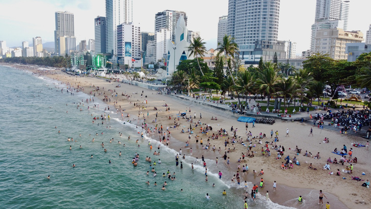 Du khách chen nhau chật kín cả trên đường, dưới bãi biển Nha Trang - Ảnh 9.