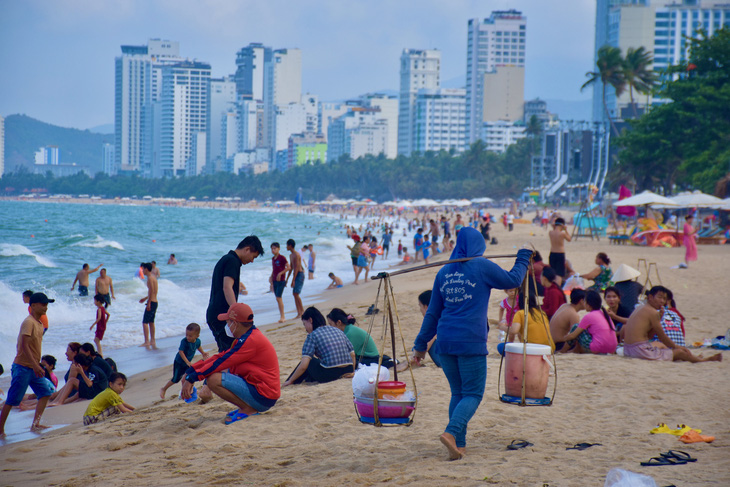 Du khách chen nhau chật kín cả trên đường, dưới bãi biển Nha Trang - Ảnh 10.