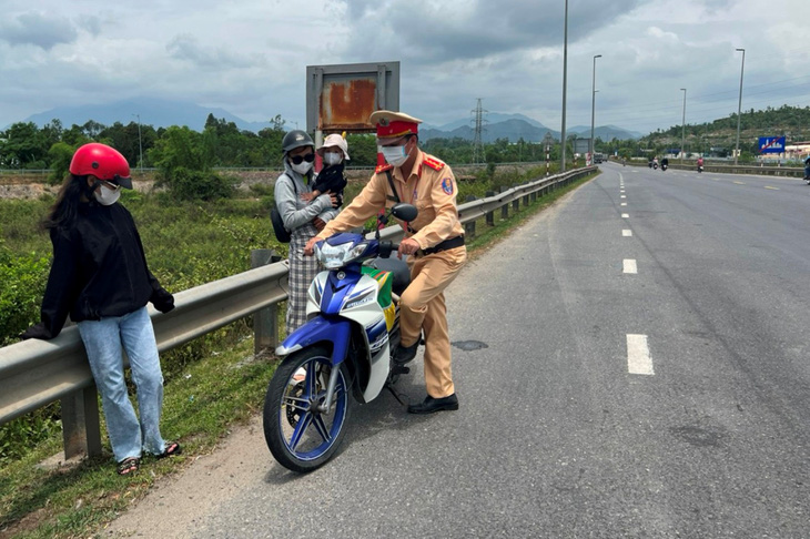 Về quê nghỉ lễ được cảnh sát giao thông Đà Nẵng dừng xe để tặng bánh trái - Ảnh 2.
