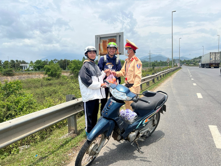 Về quê nghỉ lễ được cảnh sát giao thông Đà Nẵng dừng xe để tặng bánh trái - Ảnh 4.