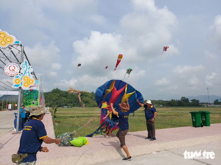 Dù lượn, diều lượn và máy bay mô hình trên bầu trời Tri Tôn - Ảnh 3.