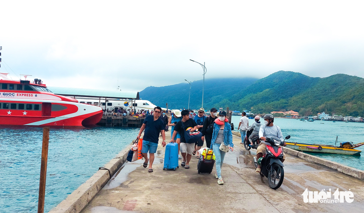 Trải nghiệm lặn bắt ốc, nhum, giăng lưới ở biển đảo Kiên Giang - Ảnh 2.