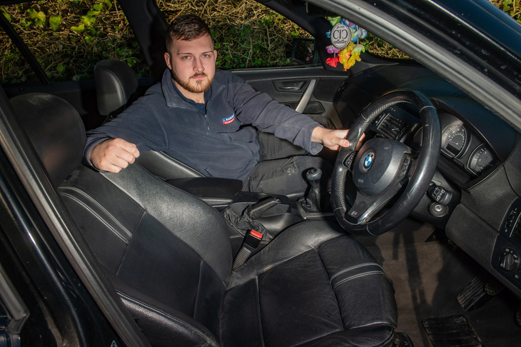 Ben Peeler, 24 tuổi, sống ở Anh, cho The Sun biết ghế sưởi trên chiếc BMW của mình đã bất ngờ nóng ran rồi phát hỏa - Ảnh: SWNS